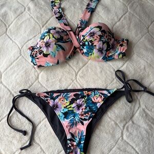 BILLABONG Floral Bikini Set with reversible bottom peace!
